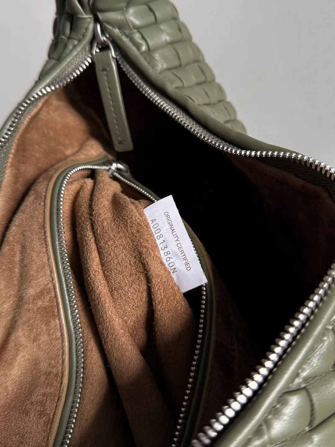 Batch 2120 BV Bottega Veneta's new early spring women's shoulder bag. The soft and delicate Hobo bag has been shipped! Many friends are waiting for this bag. It has a round shape and a large capacity. It can hold a 50-fold umbrella inside. Babies with a lot of daily items do not need to worry about the capacity of this bag. It is a practical bag for traveling and commuting. Although it is fluffy, it is soft and comfortable when carried on one shoulder. It has a modern and retro feel. Model No.: 856737 Size: 44*28*5cm